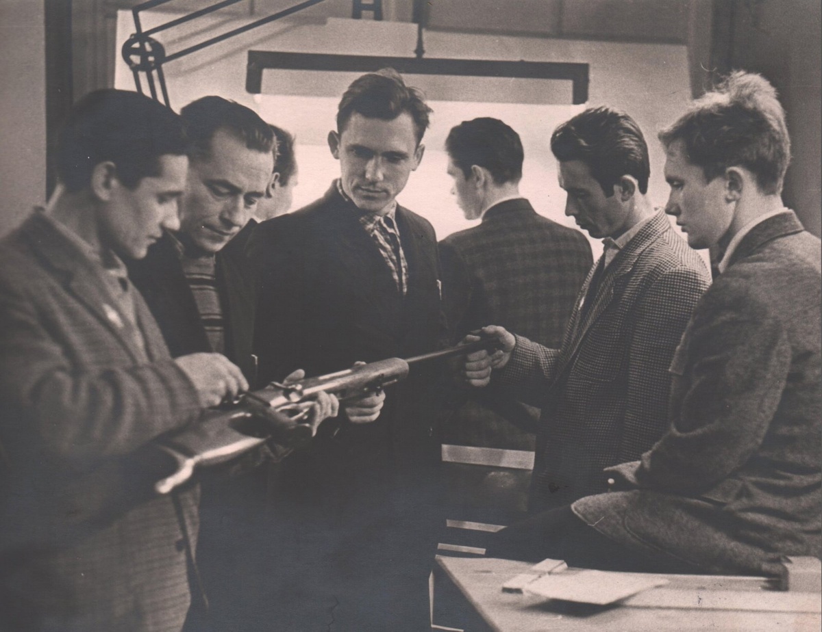 Конструкторы спортивного оружия Ижевского машзавода. Слева направо: Р. А. Сулейманов, А. Е. Озеров, А. С. Шестериков, Б. М. Зорин (стоит спиной у кульмана), Р. Ш. Бахтиозин, А. И. Нестеров. Начало 1960-х годов.