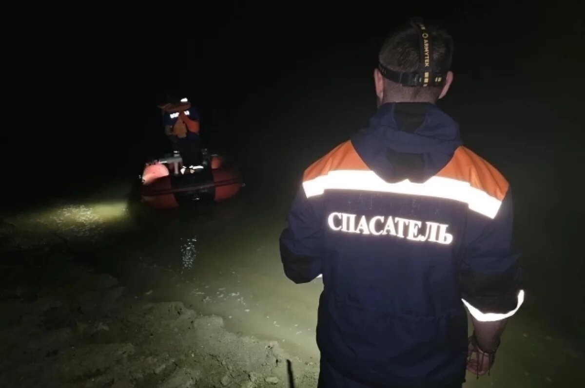    7 мужчин катались на плоту по Уралу и оказались в воде