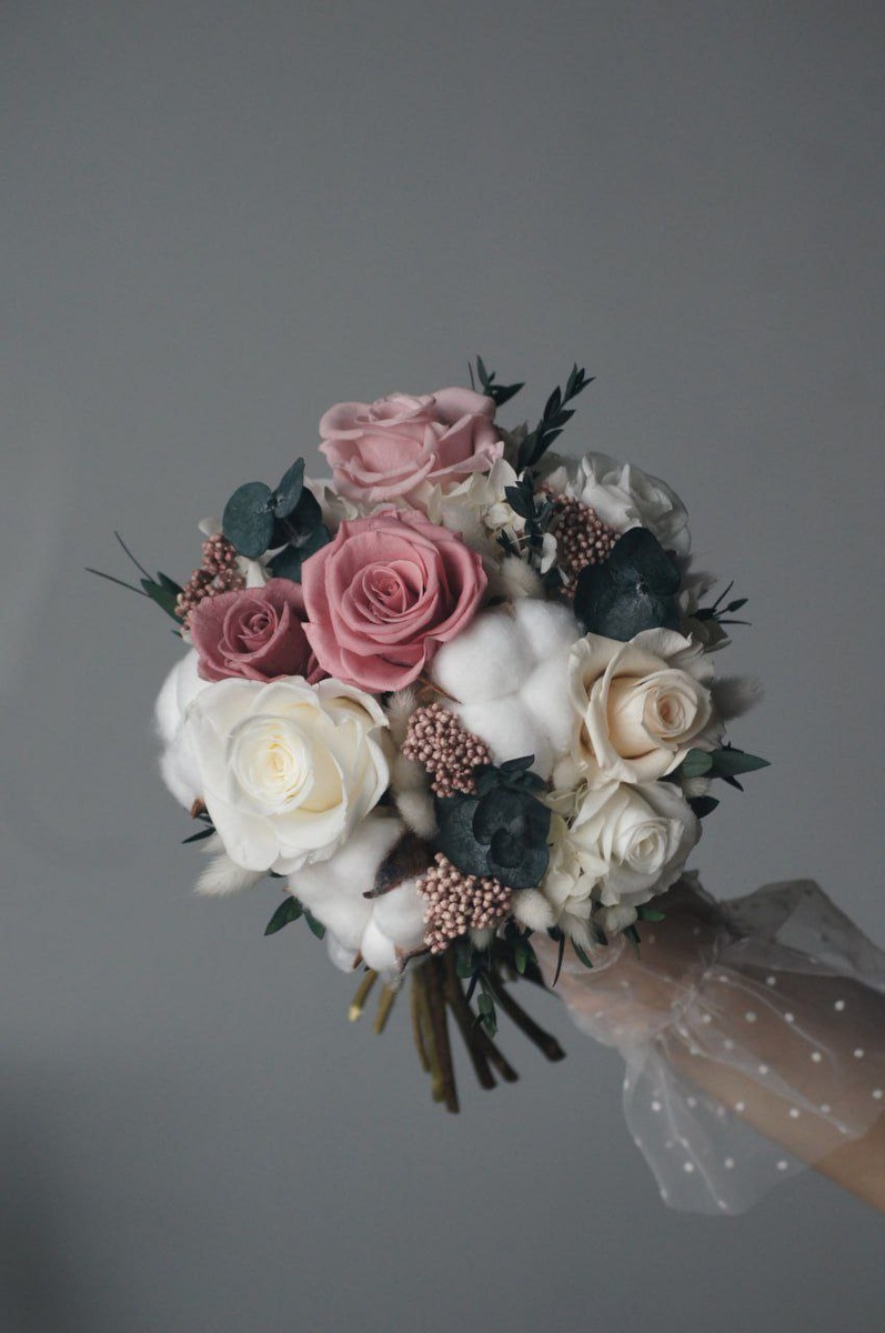 Букет. собранный из стабилизированных цветов и сухоцветов