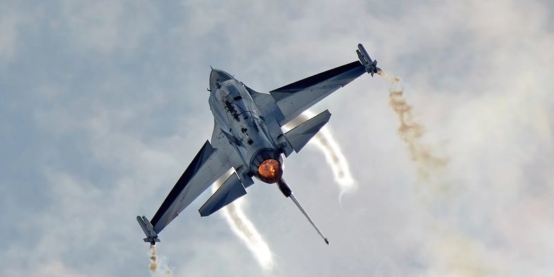 самолёт F-16  в полёте. фото: картинки яндекса.