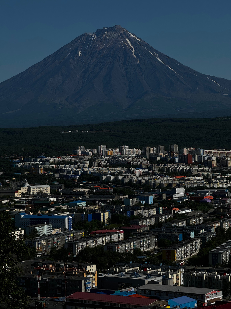 Вид на вулкан Корякский, у подножья которого стоит Петропавловск-Камчатский