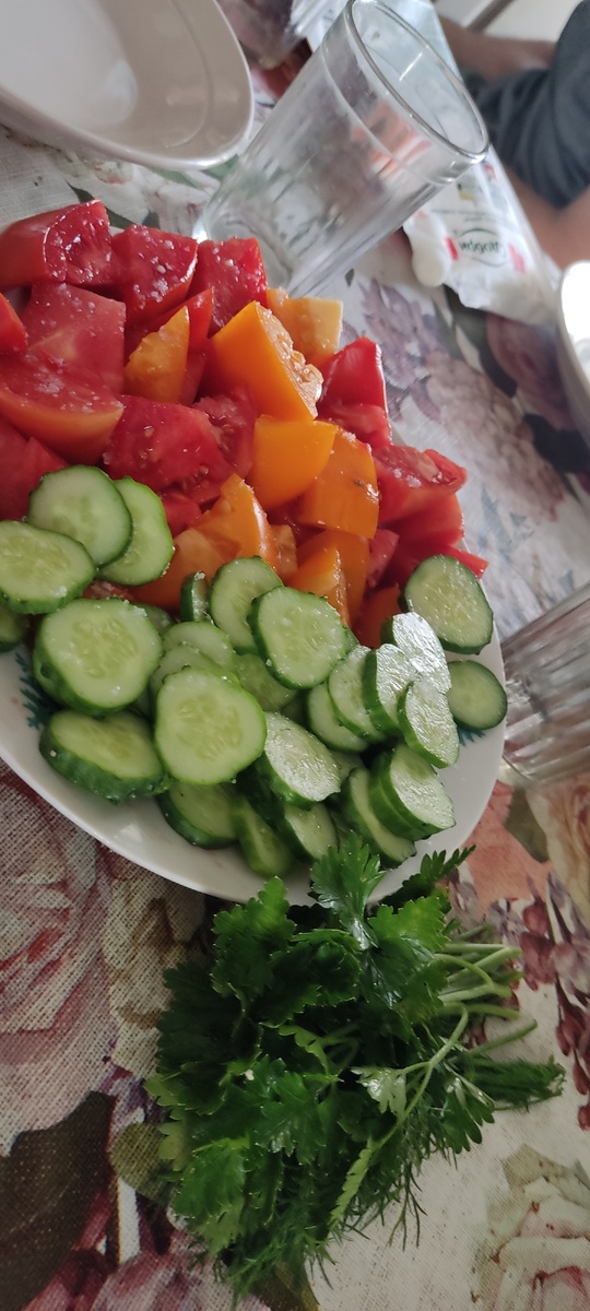 Это часть нашего дачного обеда)) всё только что с грядки!