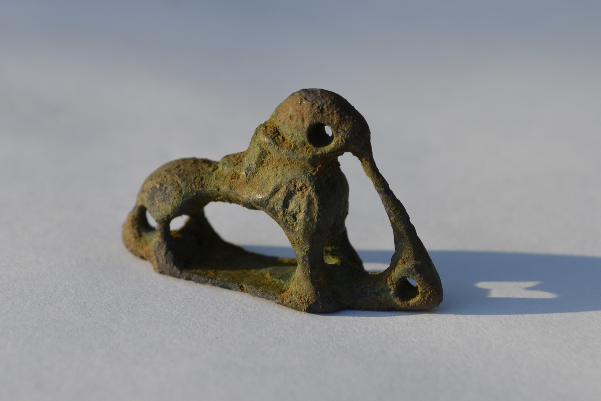    Металлическая статуэтка лошади. / Фото: t.me/gnezdovo_project