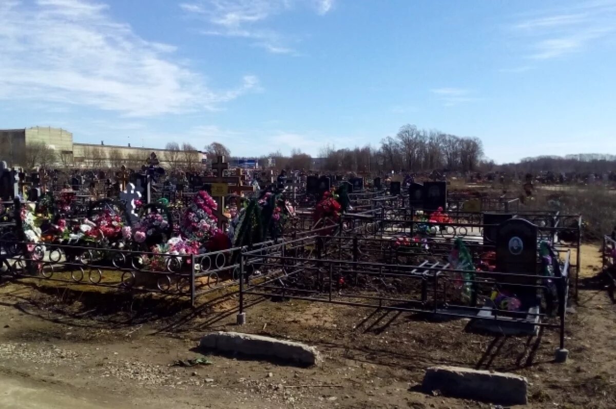    Осташинское кладбище переполнено.