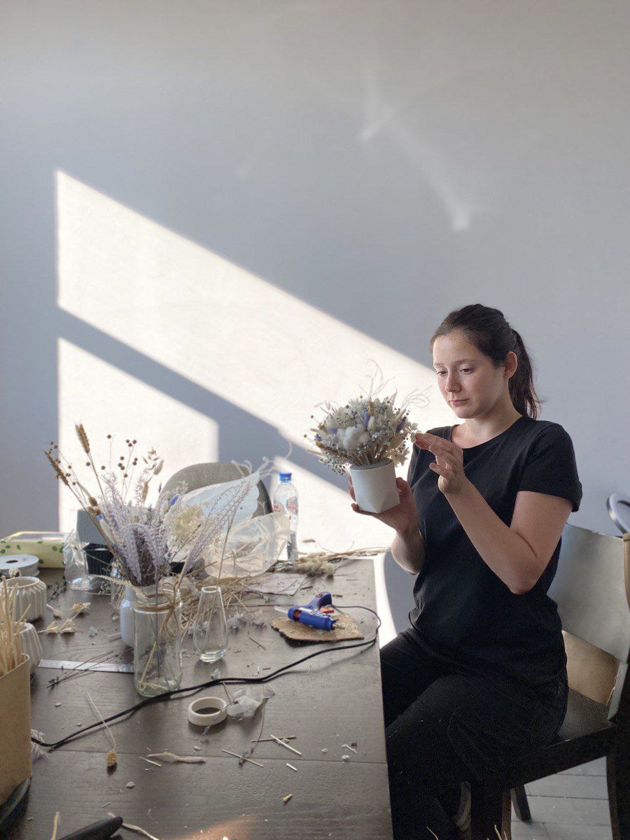Собираю композицию из сухоцветов на обучении