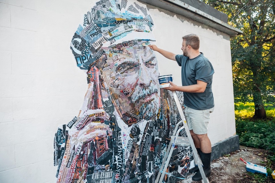    Московский художник создал в ульяновском сквере портрет Ленина из газет | ФОТО: группа в ВК Дом молодых