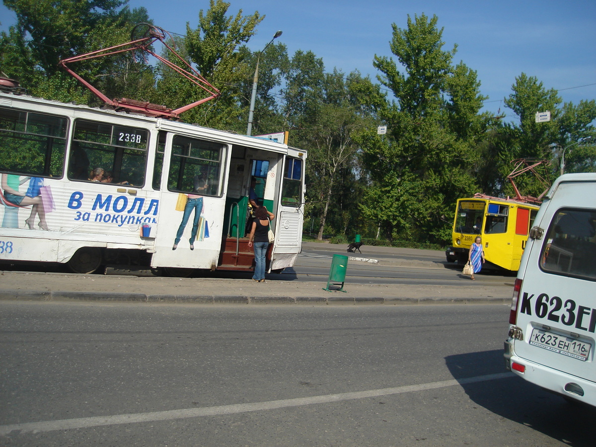 Вот такой еще был транспорт. Трамваи КТМ-5 с рекламой и Газели-маршрутки. Самый конец их эпохи