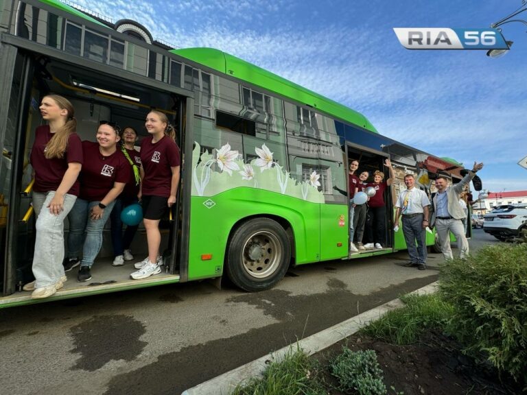   Денис Паслер поделился кадрами брендированного автобуса, который вышел на дороги Оренбурга Марина Шарт