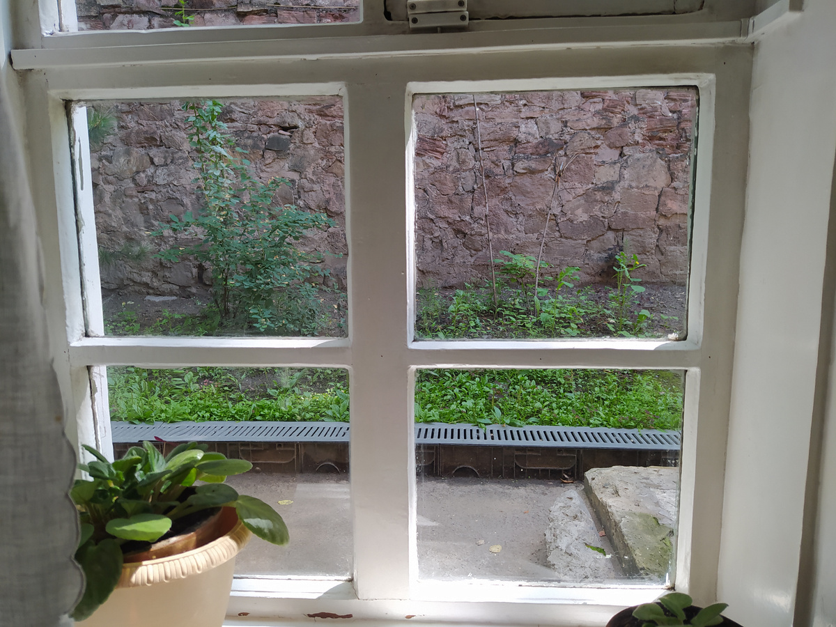 Из окна дома виден брандмауэр - стена, защищавшая деревянные постройки от пожара, если бы тот шел откуда-то со стороны