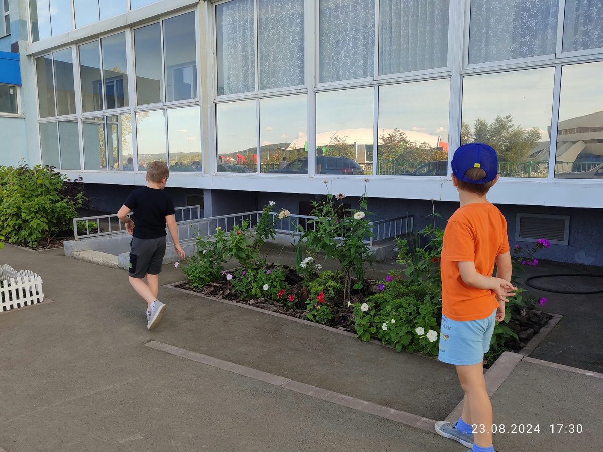 Паша и Вадим осмотрели клумбу и пришли к выводу, что у них в огороде цветы гораздо красивее растут