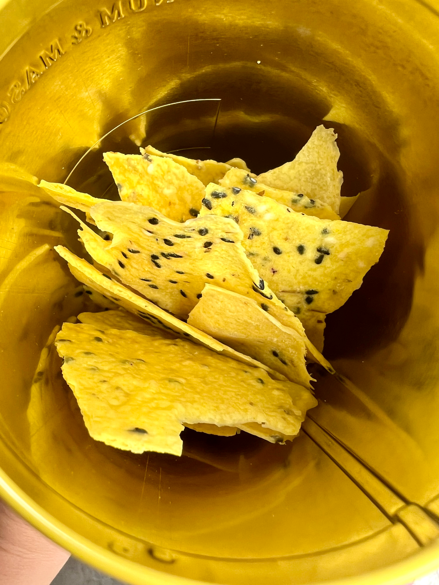 Крекеры из закваски Eva Bread с куркумой и семечками. 