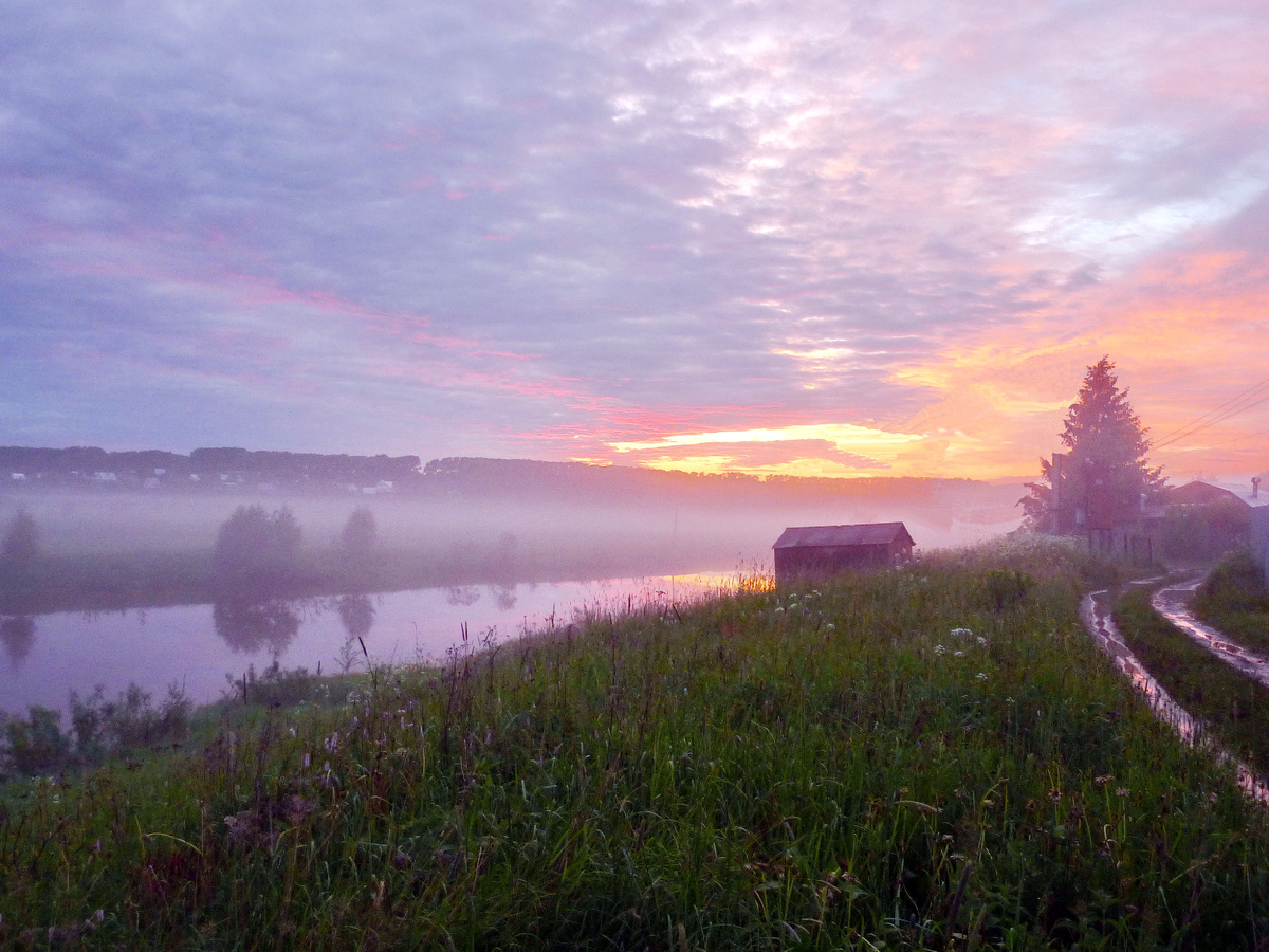 Рассвет после дождя. Фото Наталии ТРОФИМОВОЙ.