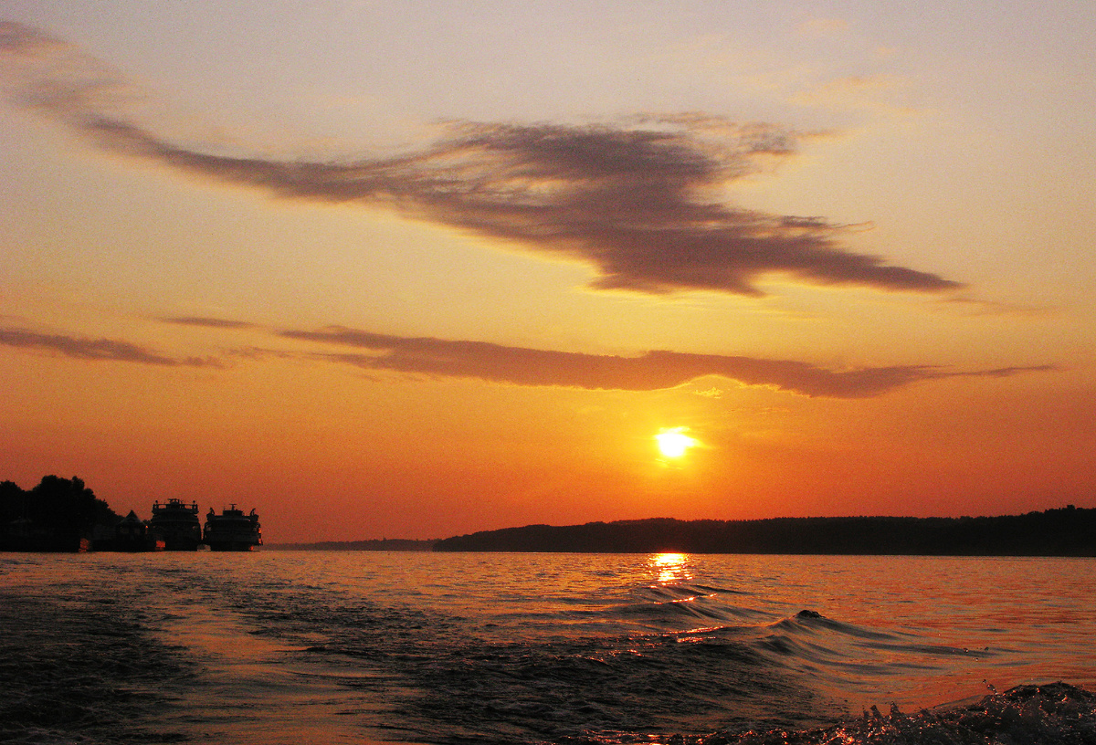 Закат над Волгой в Плёсе. Фото Наталии ТРОФИМОВОЙ.
