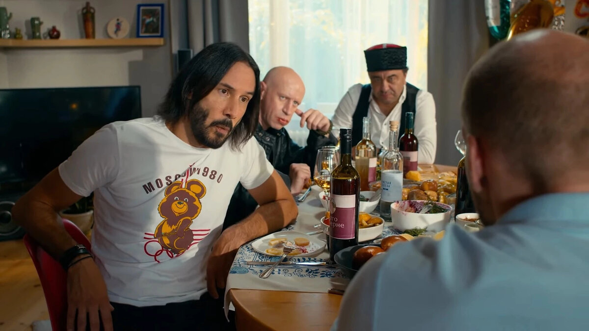 В России снимают сериал с этими людьми. Узначете артиста? Он ненастоящий...