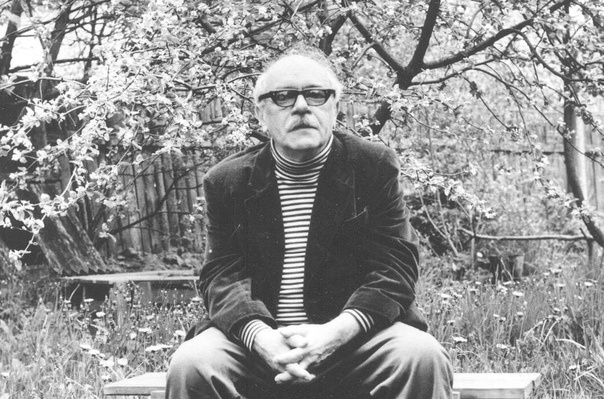 Давид Самойлов у себя в саду. Фото Яндекс.Картинки. 