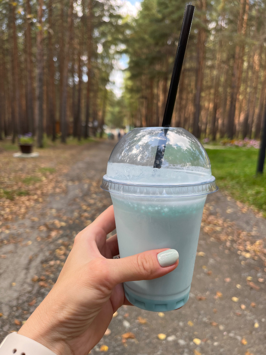 Фото автора ) гуляем с сынулей в парке ) напиток под цвет маникюра  😍