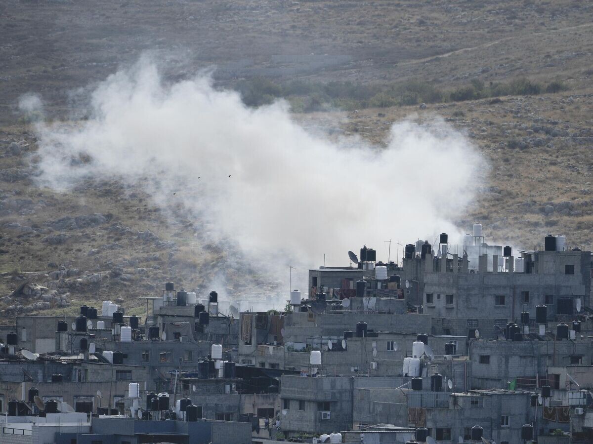    Дым поднимается над лагерем беженцев Нур-Шамс после израильского авиаудара по Западному берегу© AP Photo / Majdi Mohammed