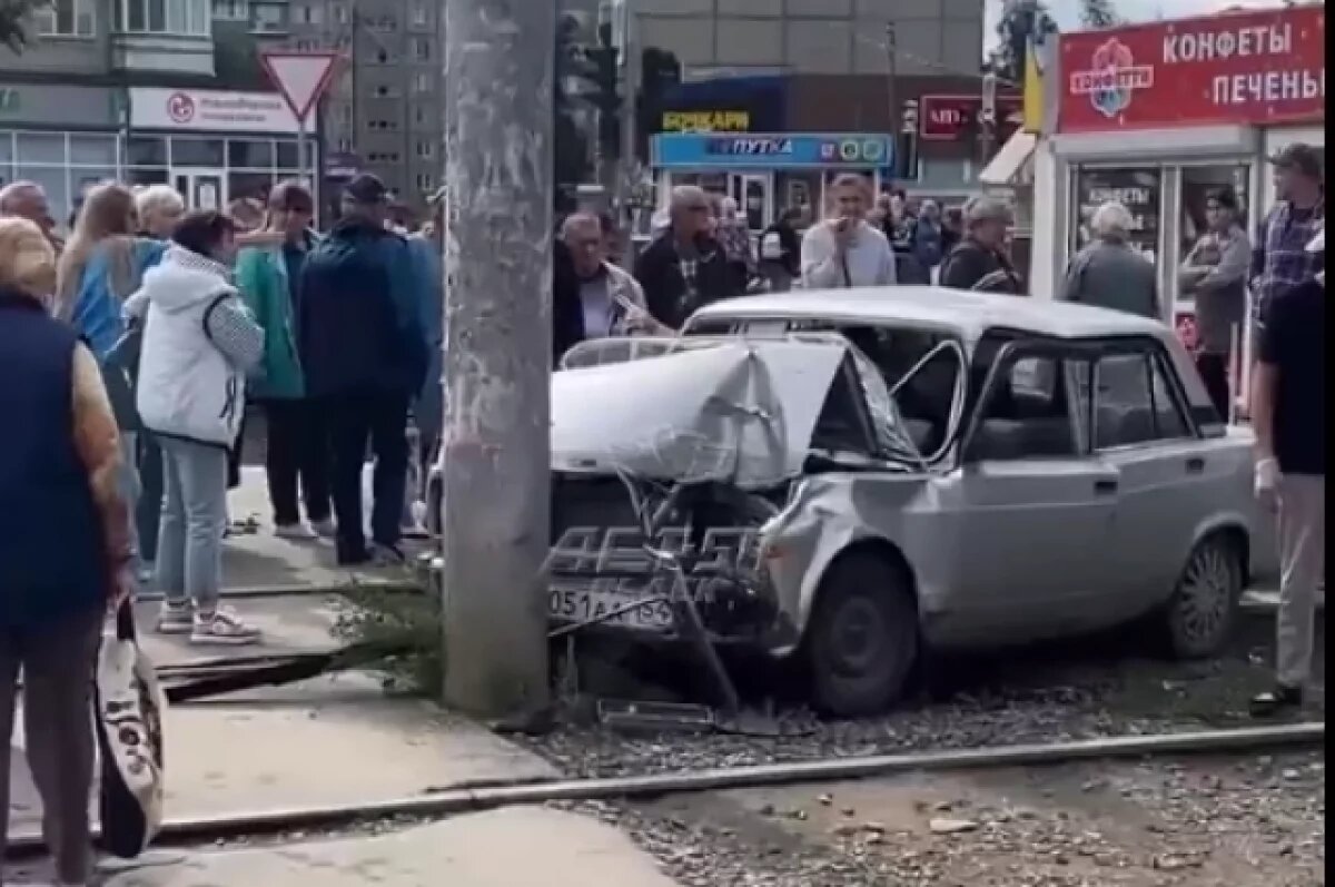    ДТП в Новосибирске: 85-летний водитель врезался в столб, есть пострадавшие