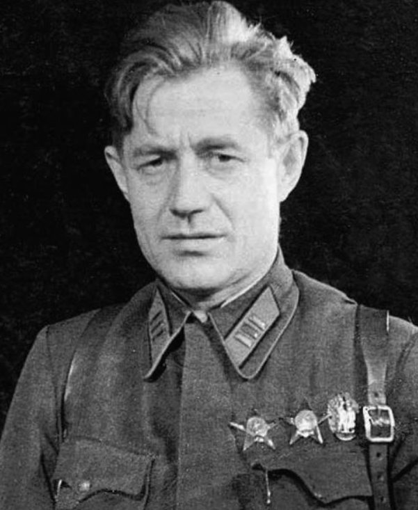 Алексей Александрович Сурков, военный корреспондент. Герой Социалистического Труда (1969). Лауреат двух Сталинских премий (1946, 1951). Батальонный комиссар (1941). 