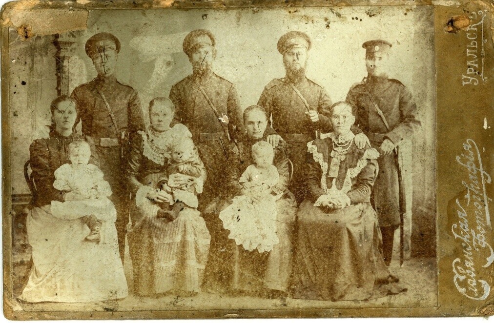 Фотография уральских казаков  с жёнами и детьми, сделанная в начале ХХ века.