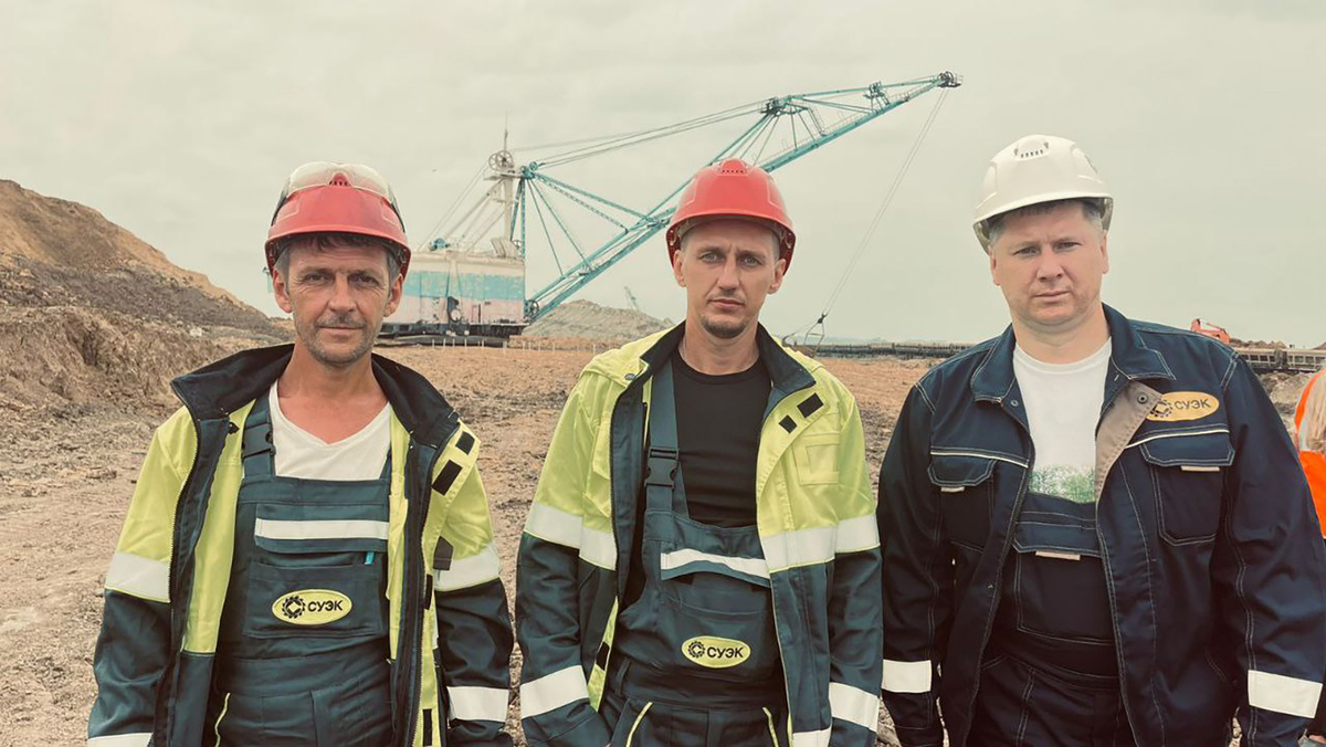 Константин Когутов, Антон Василенко и Евгений Ботяновский на конкурсе профессионального мастерства среди машинистов ЭШ 10/70 в честь Дня шахтера. Константин Когутов занял 1 место