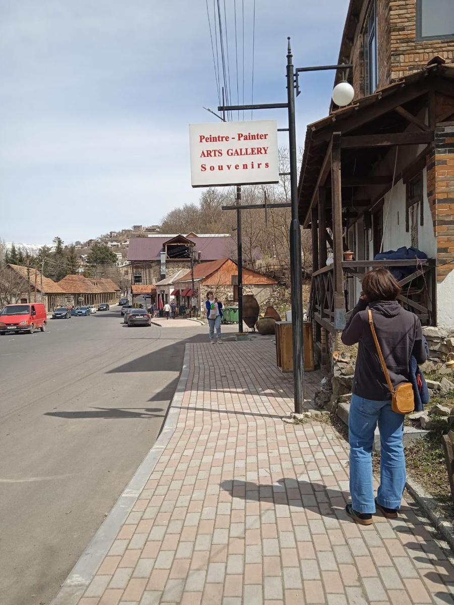 Это туристический центр - маленький, но гордый. 