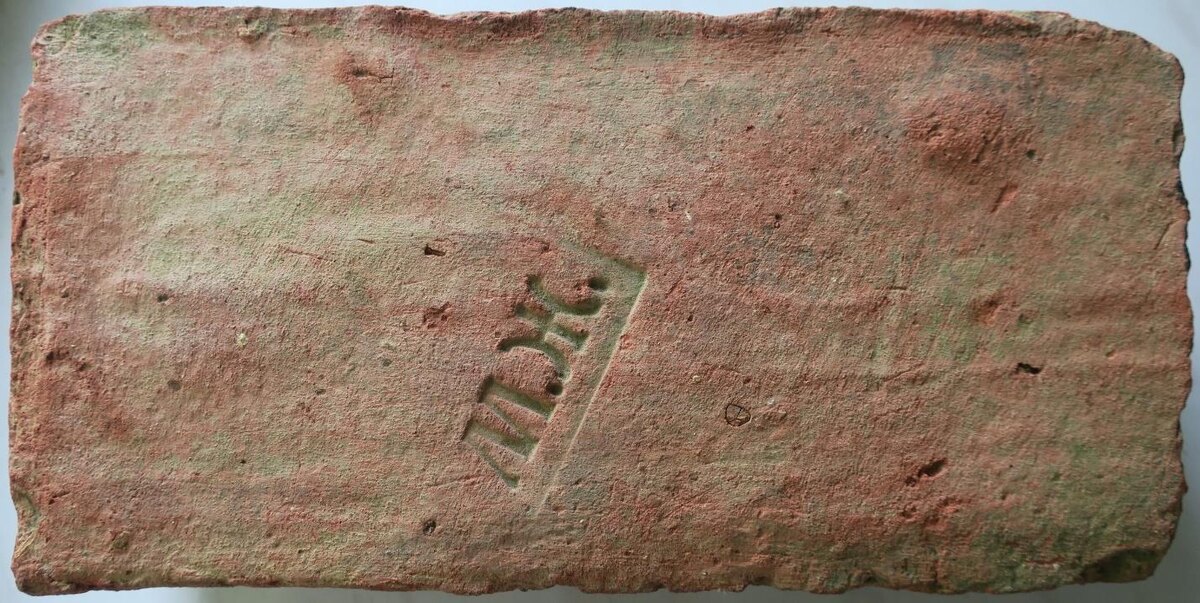 Клеймо-штамп 1840-х гг., кирпичный завод Михайло Ивановича Жданова в окрестностях Гатчины