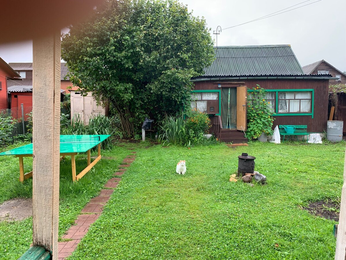 Вид на малый дом. Посередине - печка-буржуйка, вокруг нее иногда "водим хороводы"  с шашлыками.