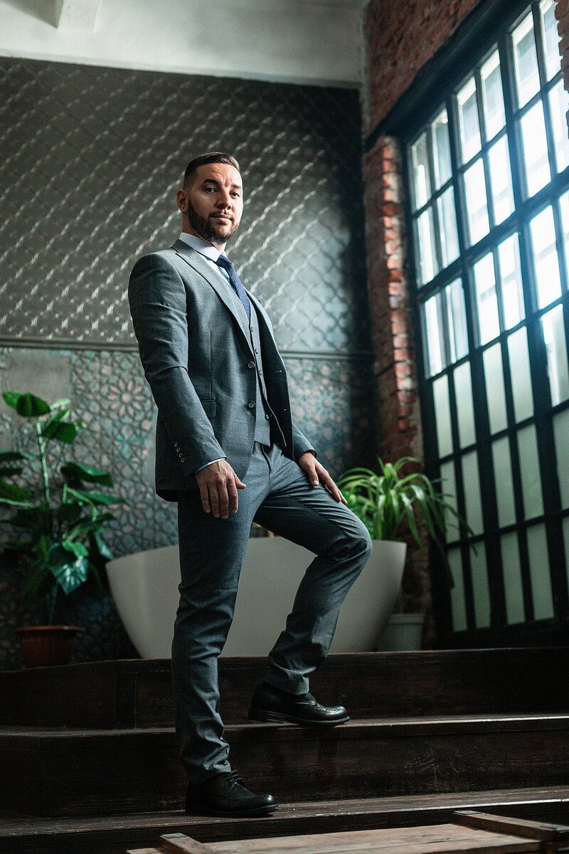 Мужской серый костюм 3-ка 