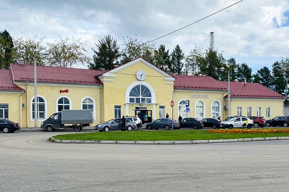    На территории вокзала теперь есть просторные боксы с кормом, водой и впитывающими пеленками для поддержания чистоты. Антон ЗАБИРОВ