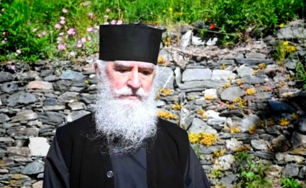 Игумен Никон (Лазару): «Установить разумную дистанцию с родителями — это не только не грех, но и необходимость, особенно для молодой семьи».