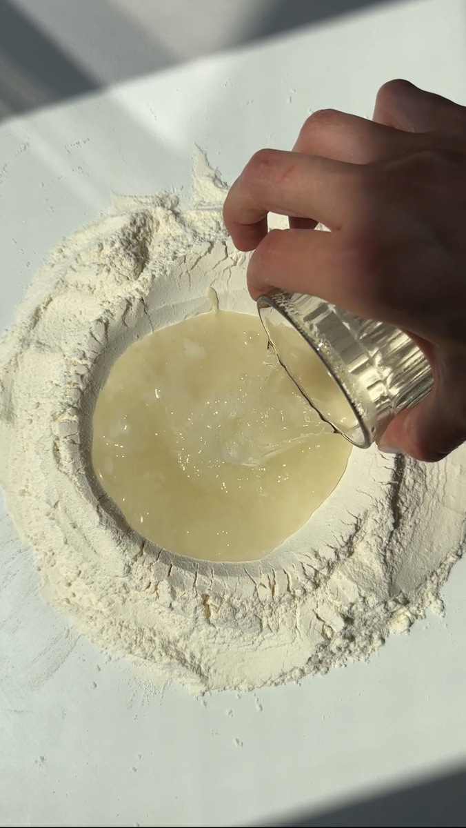 Не обожгите руки при замесе! 