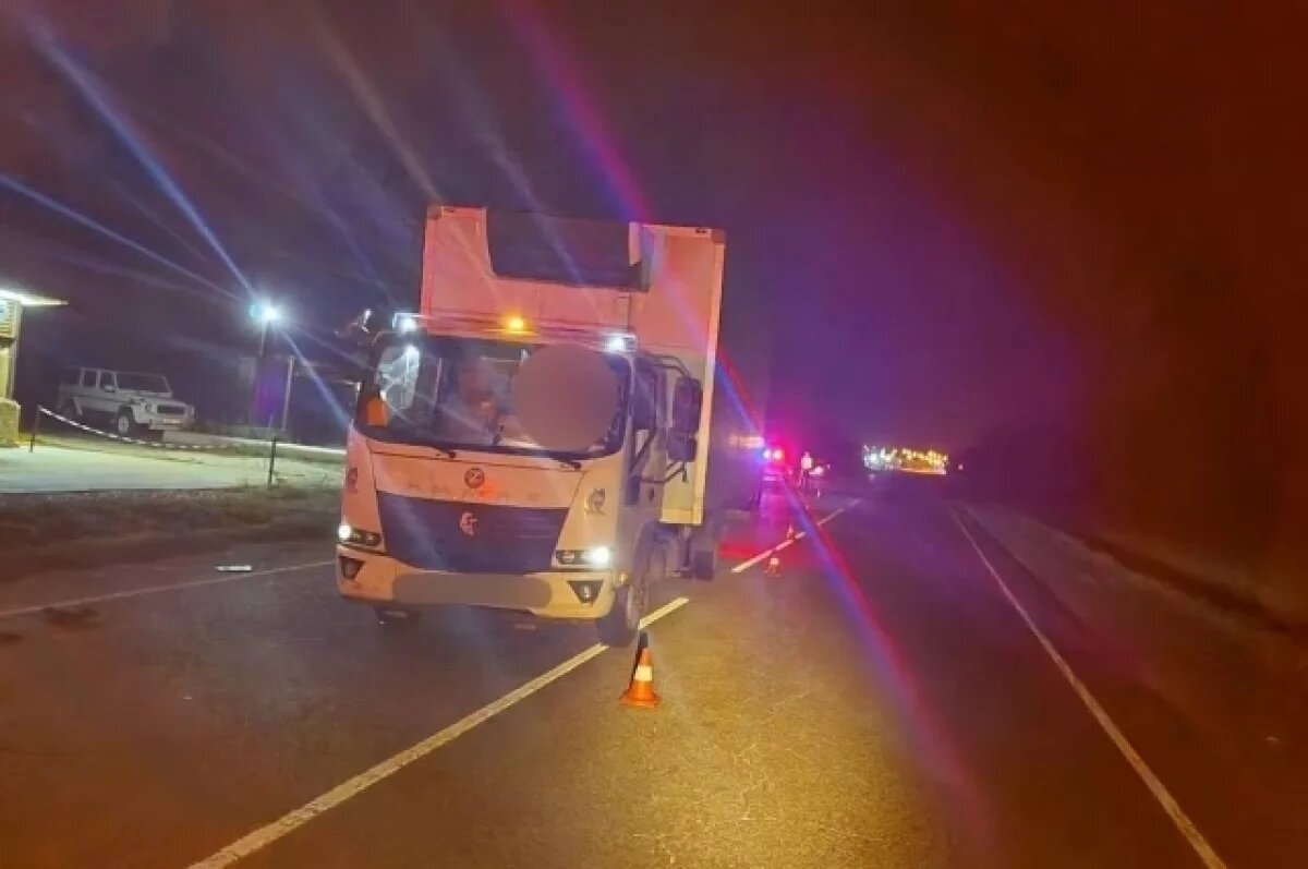    Под Анапой грузовик сбил двух подростков, затем его отбросило на две машины