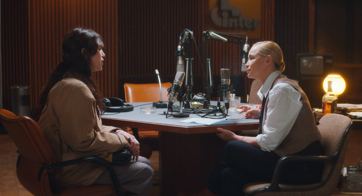 На работу на радио ее берет сама Эммануэль Беар)