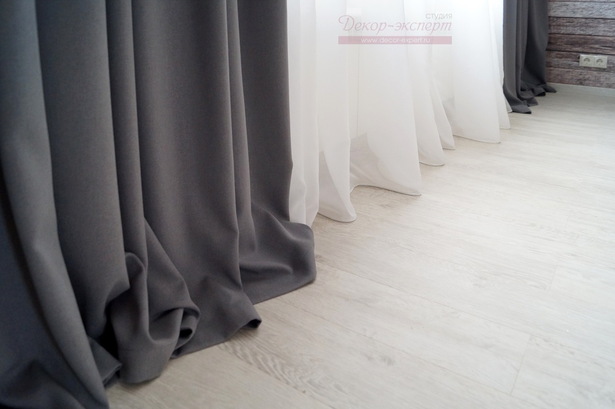 Сочетание молочного крепа с портьерной тканью. 