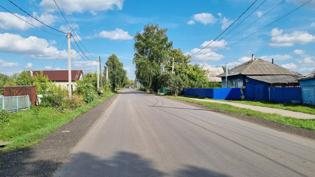В микрорайоне Кирова на главной одноимённой улице посёлка в августе постелили новый асфальт на почти полукилометровом участке