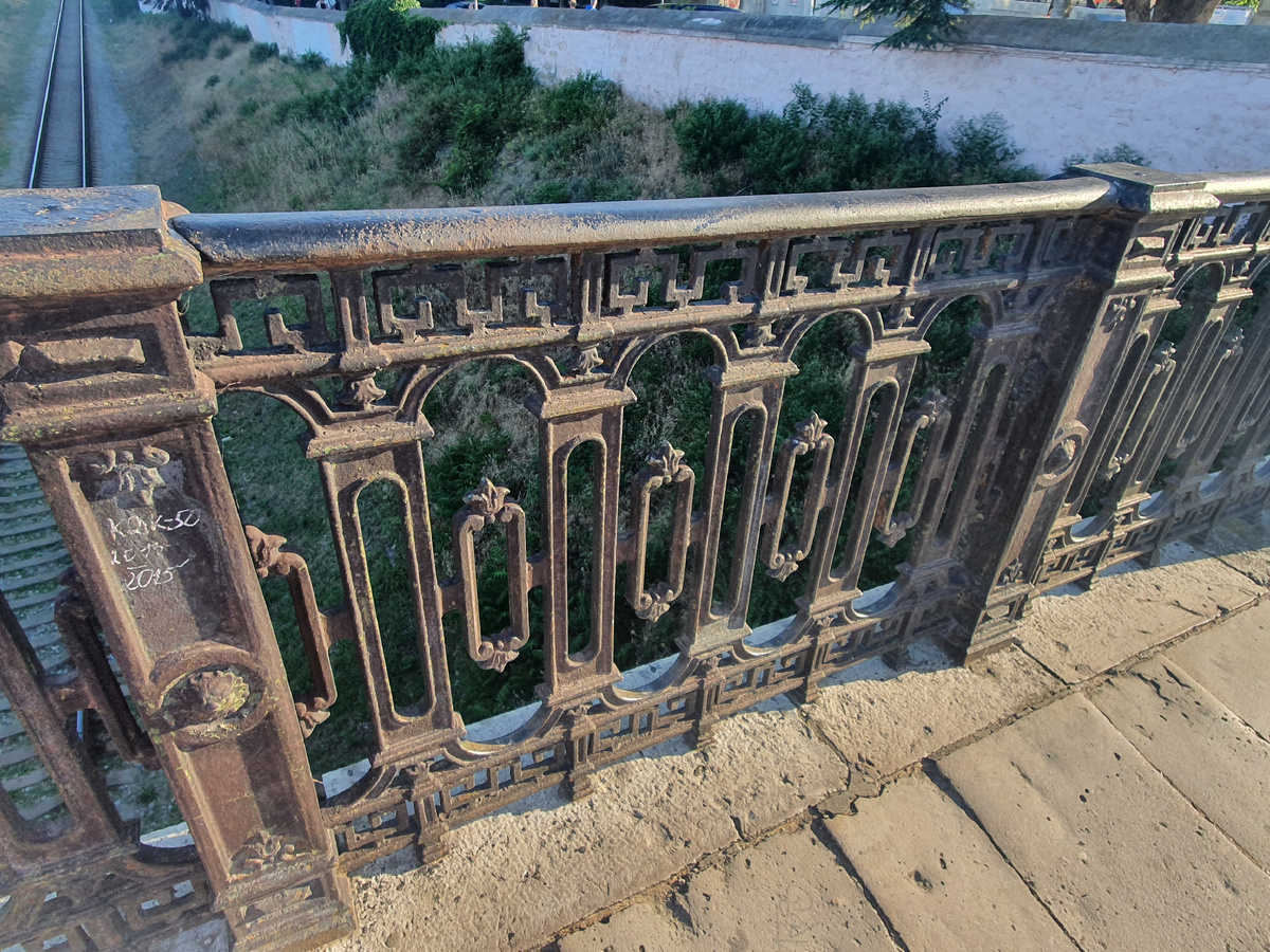 В буквальном смысле чугунный мост