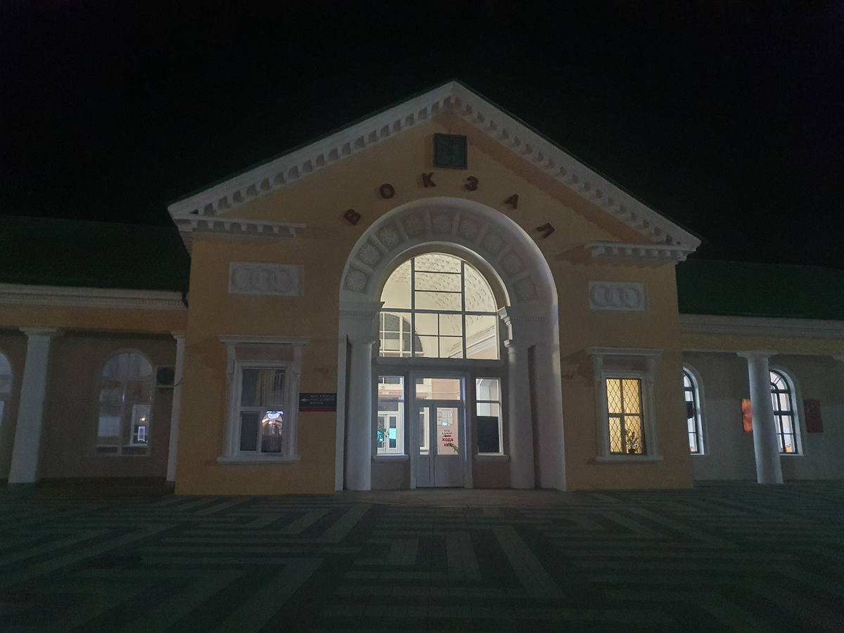 Здание вокзала в конце проспекта Айвазовского