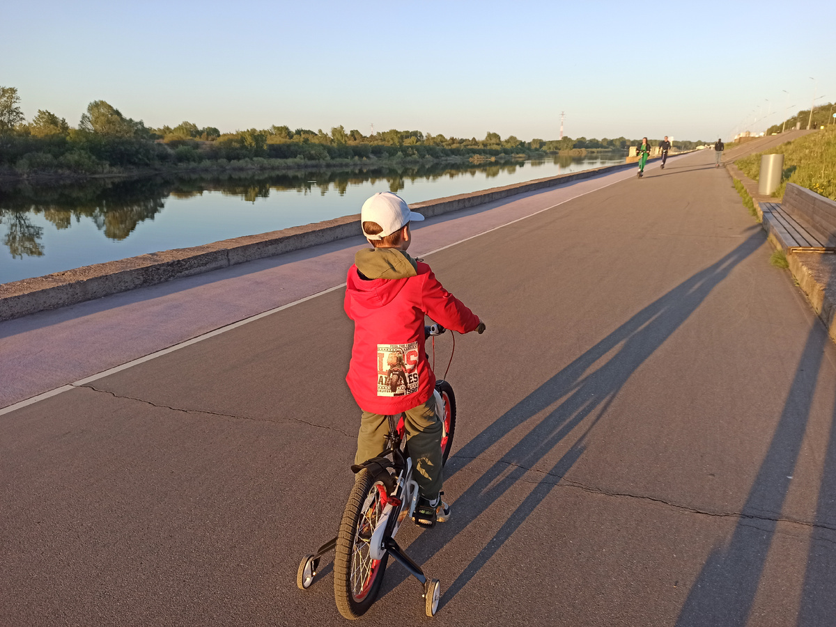 Любимое место для велопрогулок - это рядом с Волгой при закате дня. 