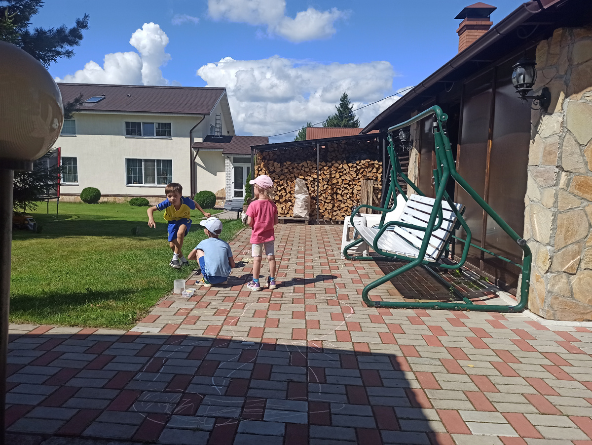 С моторикой у сына все ок. Летаем, прыгаем, бросаем на ура. 