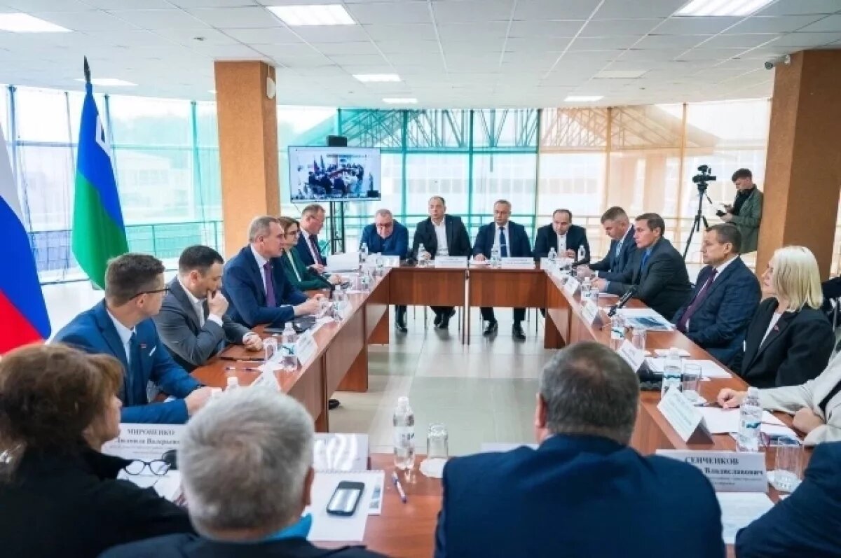    Глава округа дал поручения изучить вопросы кадровой политики.