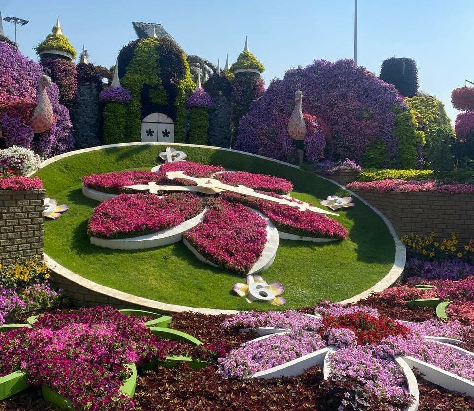 Для цветочных композиций флористы и архитекторы используют 100 миллионов цветов. Фото: Катя Парпиева