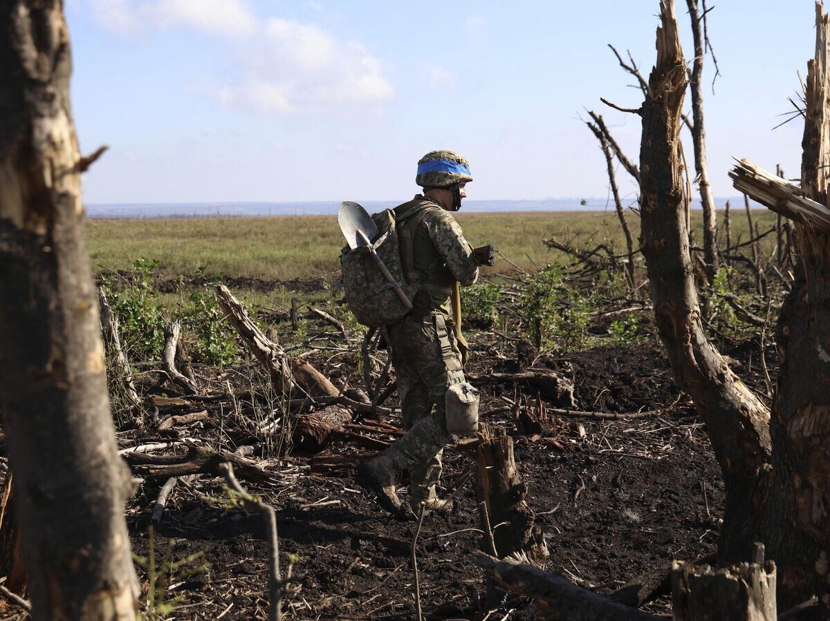    Украинский военнослужащий на линии фронта© AP Photo / Alex Babenko