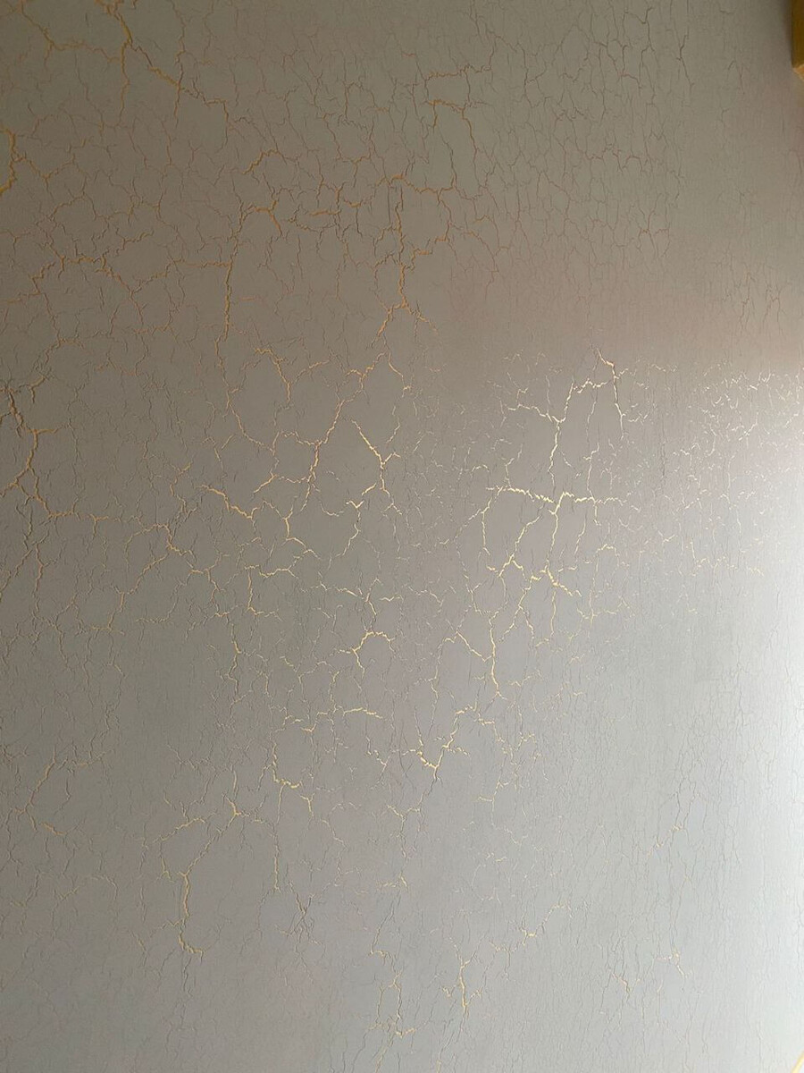 Сочетание материалов Italica Crack + Metallico Oro + Nuova Venezia для достижения эффекта кракелюра