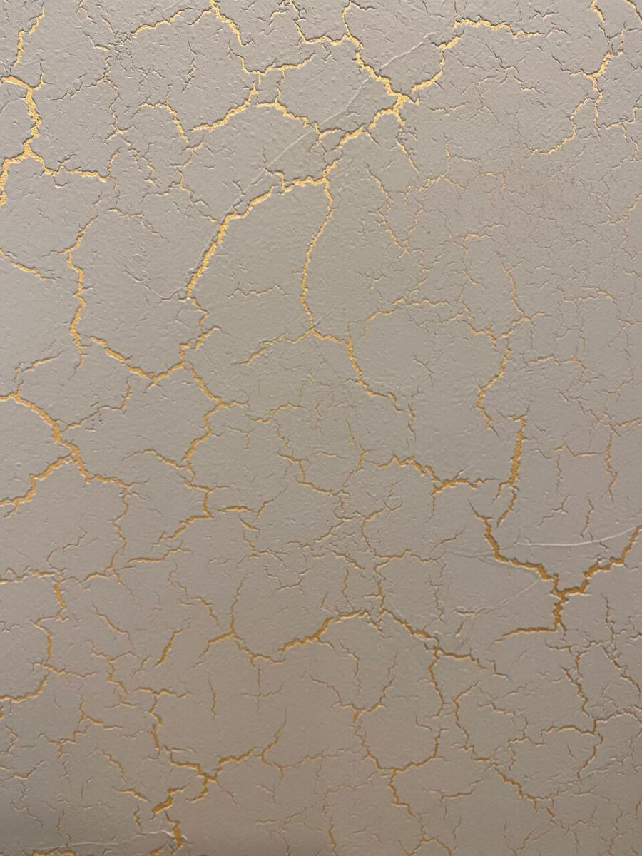 Сочетание материалов Italica Crack + Metallico Oro + Nuova Venezia для достижения эффекта кракелюра