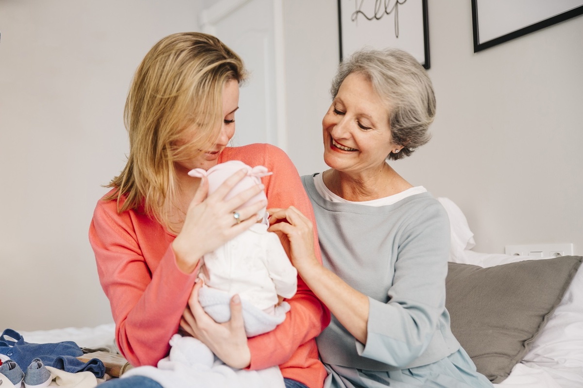 Одно или оба имени ребёнка можно дать в честь бабушек и дедушек - так сохранится память. Изображение freepik