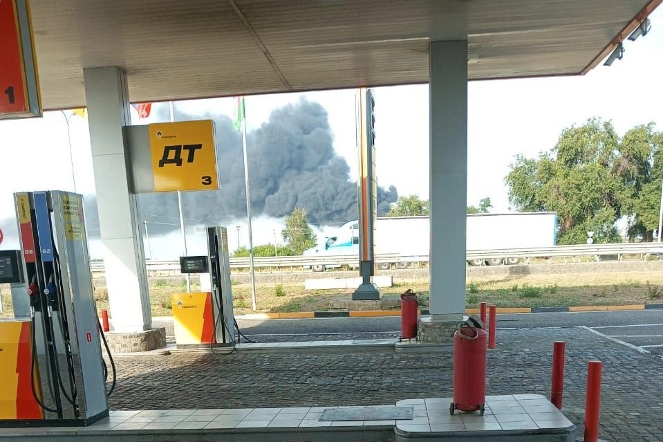 Пожар на нефтебазе в Краснодарском крае (фото: Подслушано в Павловской / T.me)