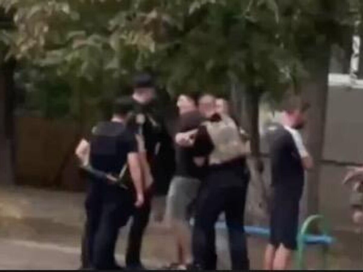    В Одессе произошла массовая драка военкомов и призывников© Соцсети