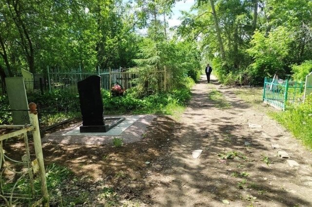    Около одной из могил прохожие нашли тело женщины. Фото: Прокуратура Новосибирской области