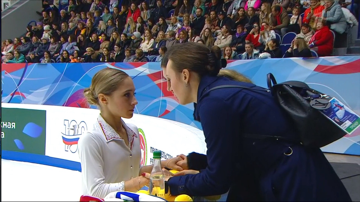    Алина Горбачева с тренерами перед прокатом на льду в Казани. Фото: стоп-кадр прямого эфира "Первого канала".